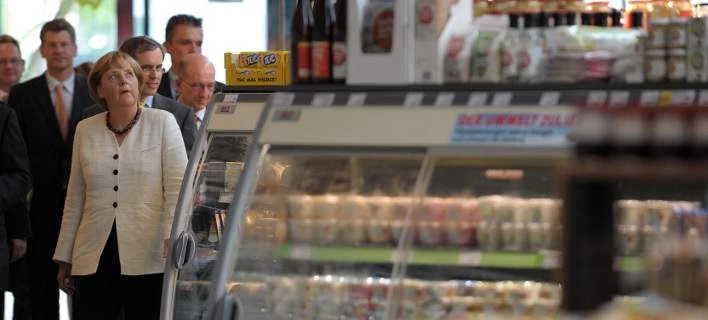 Οταν η Μέρκελ πάει στο σούπερ μάρκετ: «Κανονική» νοικοκυρά, κουβαλά μόνη της τις σακούλες